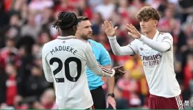 欧冠赛场爆冷！曼联弃用球员世界波制胜，荣获MVP成足球英雄